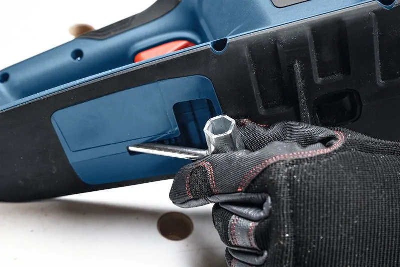 Bosch 06008D3000 GKE 18V-40 láncfűrész (akku és töltő nélkül) kép 12