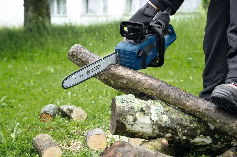 Bosch 06008D3000 GKE 18V-40 láncfűrész (akku és töltő nélkül) kép 5